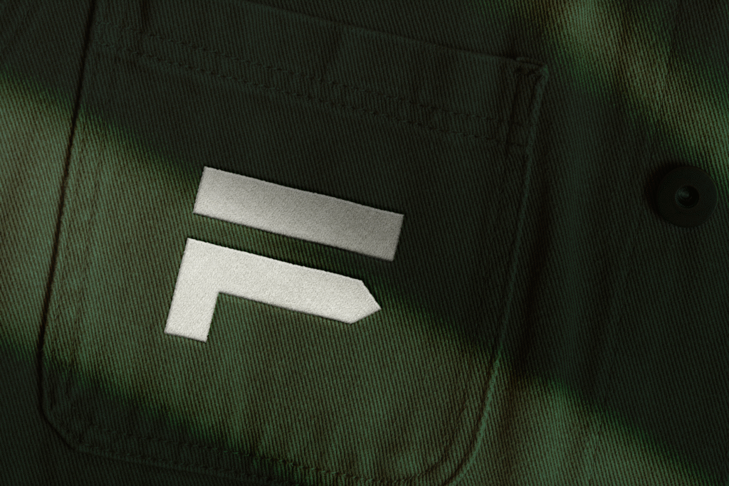 logo marque The Hike Mate brodé sur chemise verte