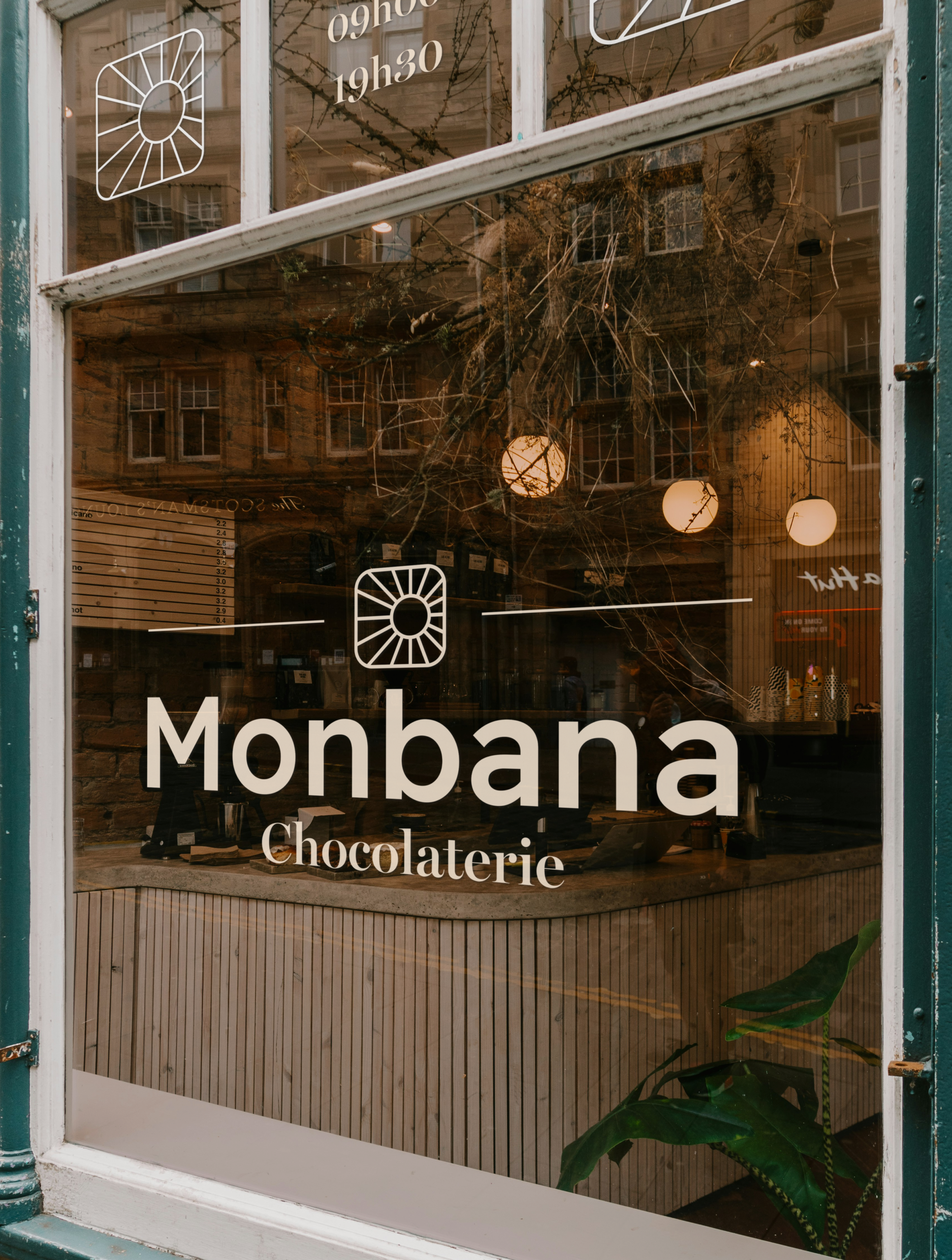 Vitrine de magasin avec le logo Monbana